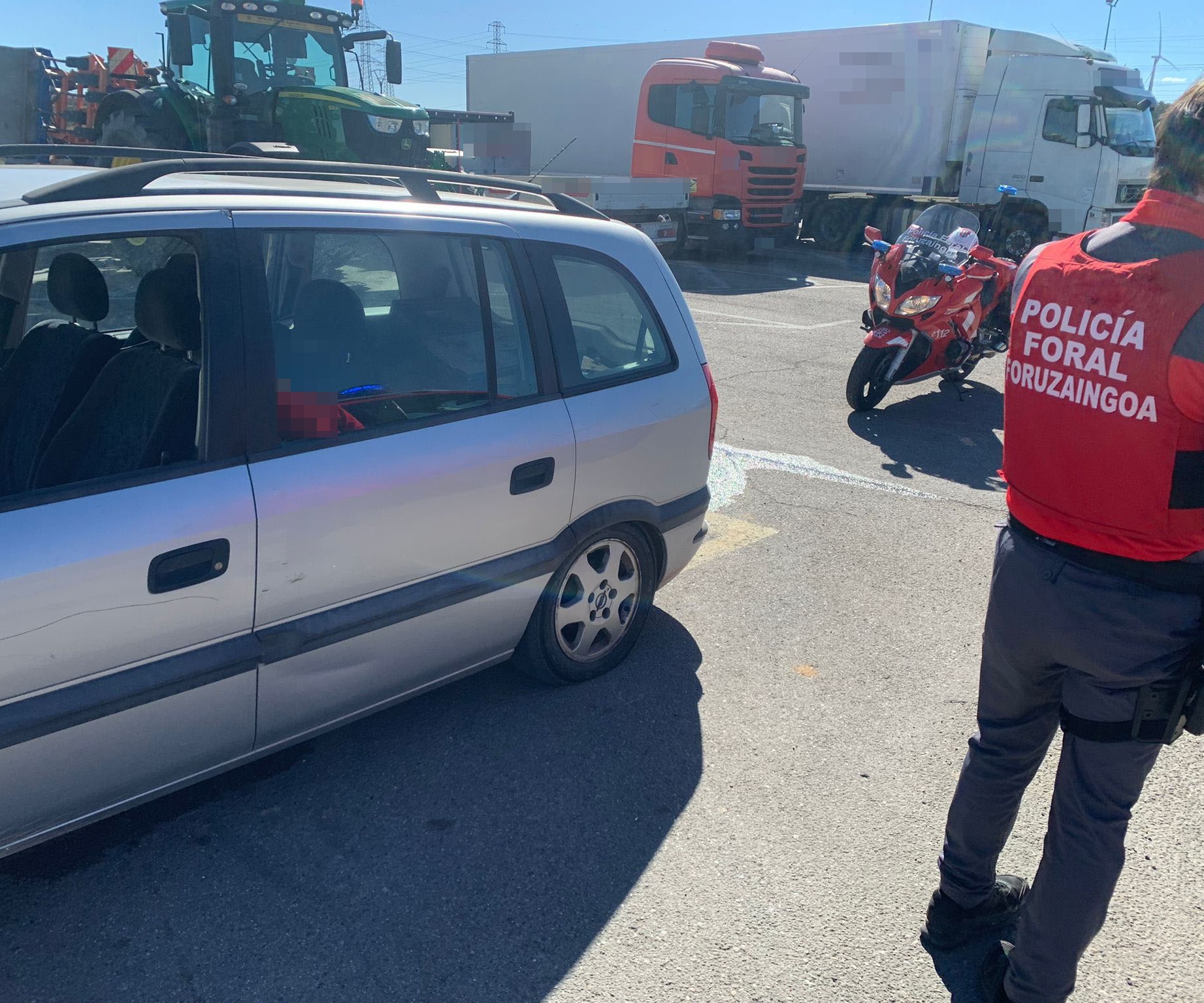 Persecución de película en Tudela para detener a dos ladrones que cargaron un vehículo lleno de baterías robadas de una nave