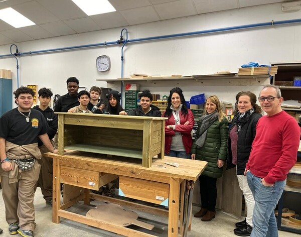Los alumnos de la Escuela Taller El Castillo están fabricando 12 casetas para las colonias felinas de Tudela