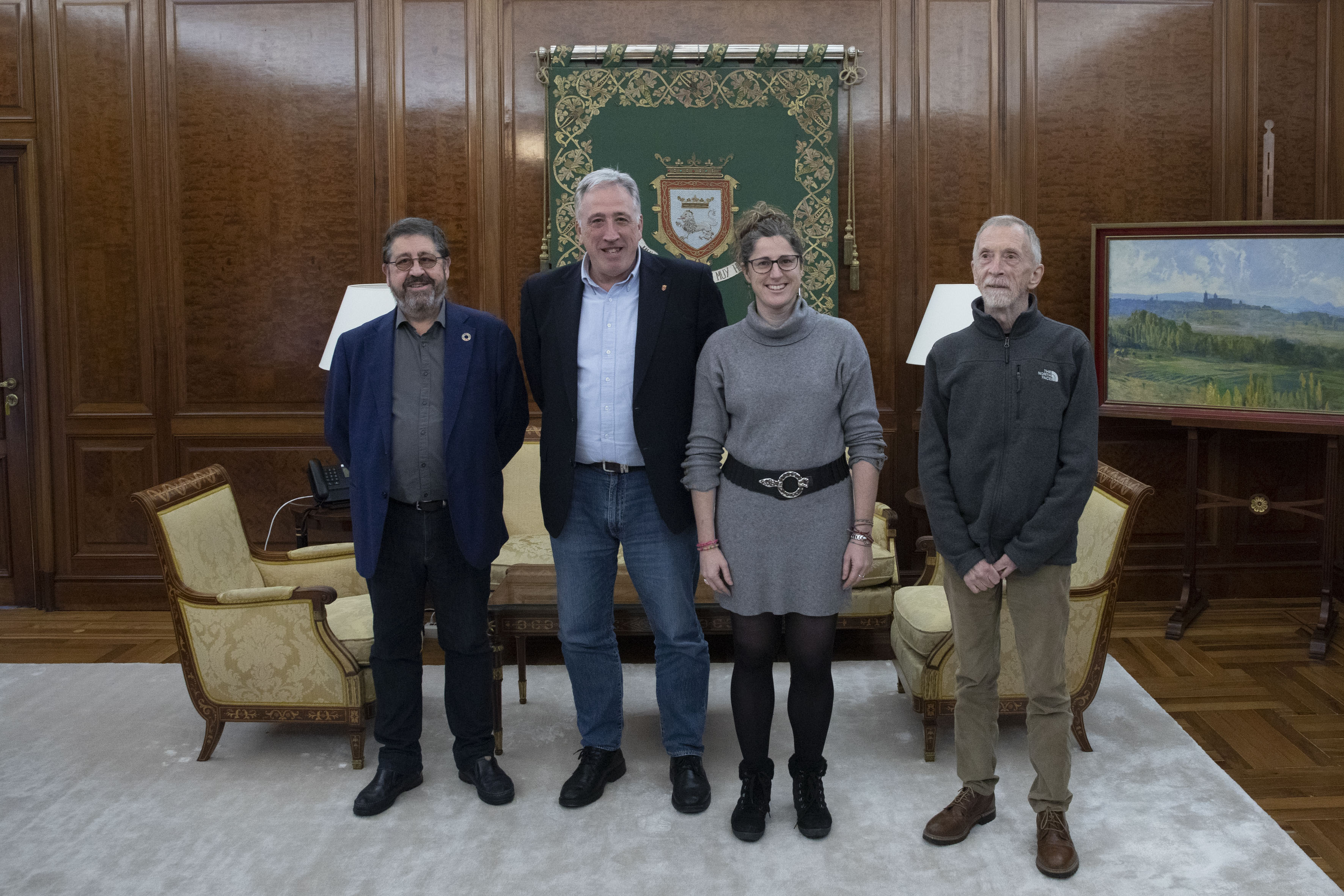El alcalde Joseba Asiron se reúne con representantes de la Asociación de Familiares de Fusilados de Navarra – 1936