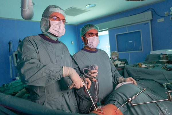 Una técnica neuroquirúrgica pionera en España elimina el dolor causado por hernias dorsales torácicas