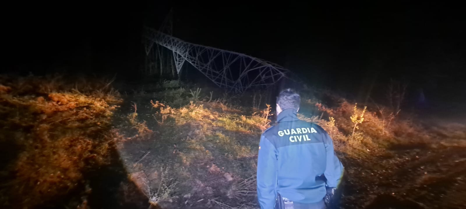 Investigan un incendio en Arbizu causado por la caída de una torre de alta tensión