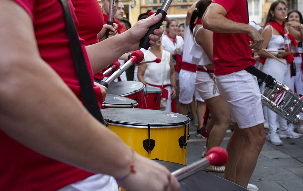 Pamplona renueva los convenios de colaboración con las comisiones de fiestas de una quincena de barrios 