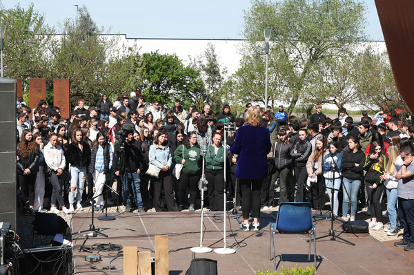 800 estudiantes navarros participan en el V Encuentro Intergeneracional en el Parque de la Memoria de Sartaguda