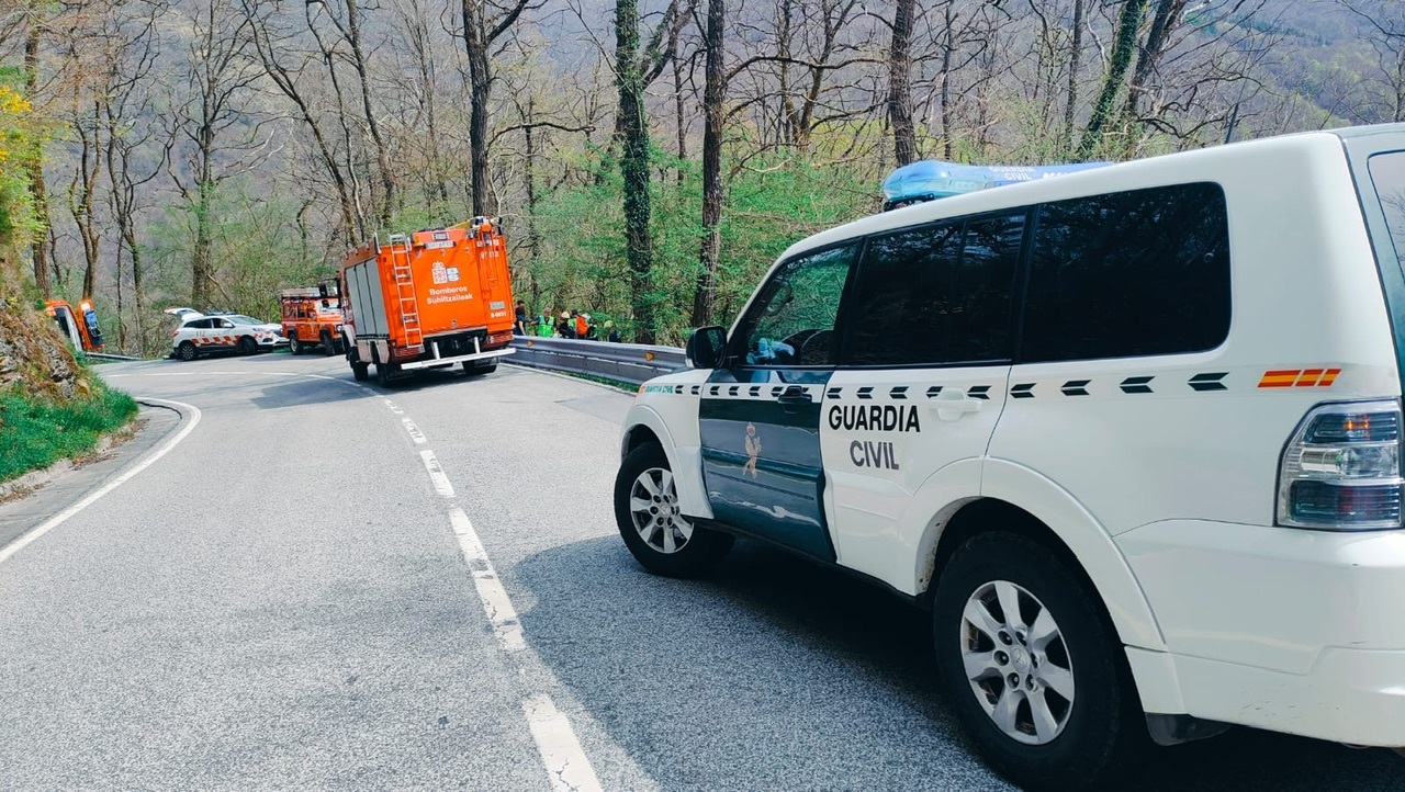 Se sale de la vía un motorista en Valcarlos precipitándose por un desnivel de tres metros