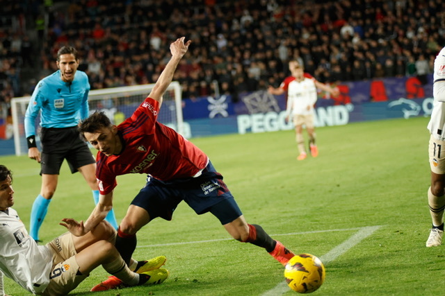 Osasuna cae por la mínima fallando un penalti en el último minuto