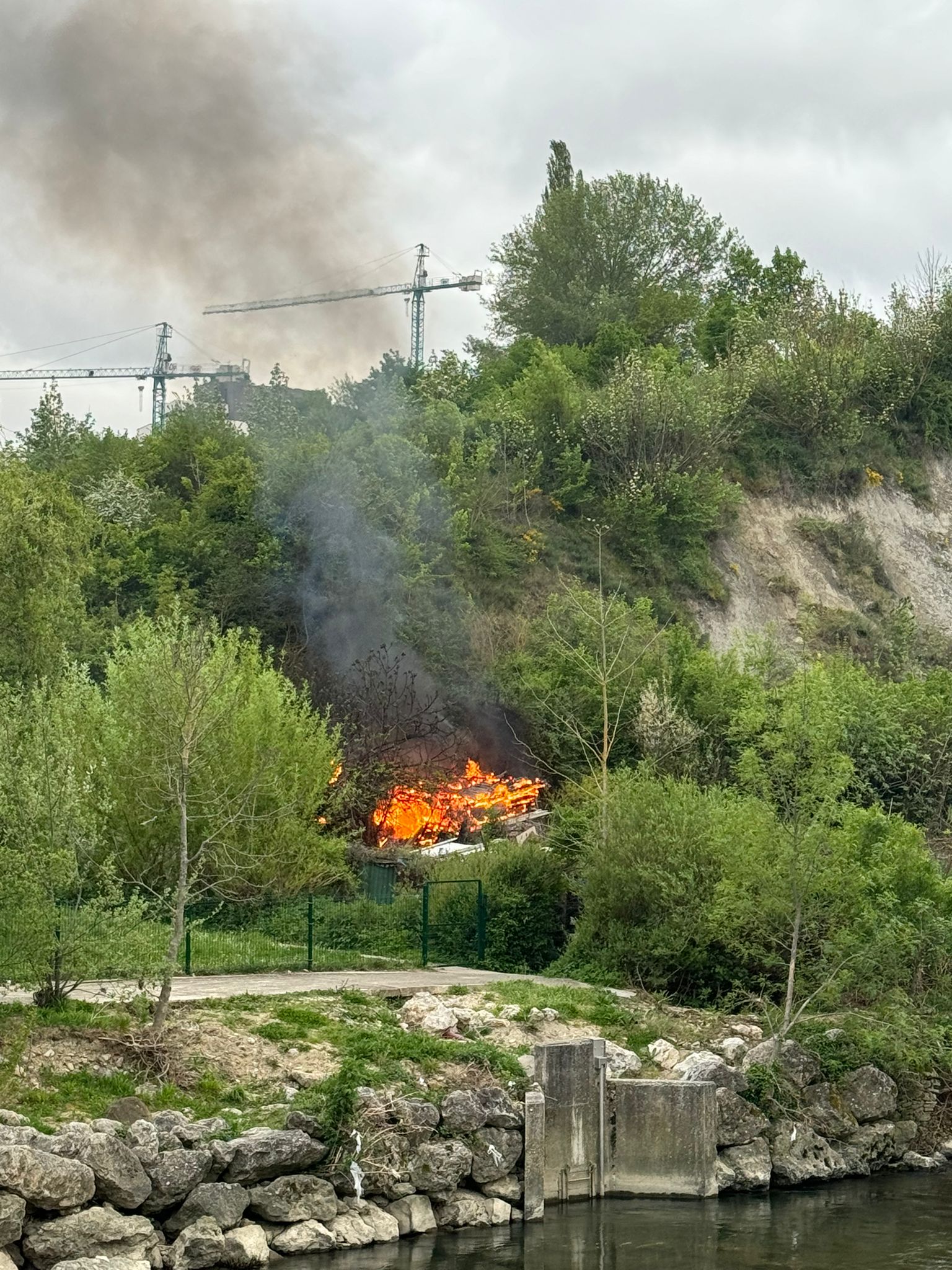 Sofocado un incendio de vegetación cerca del campo de fútbol de la Nogalera, en Burlada