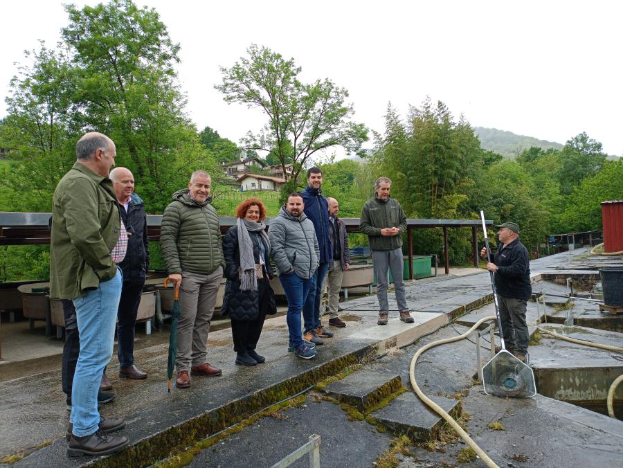 Una comisión parlamentaria visita la piscifactoría de Oronoz Mugaire