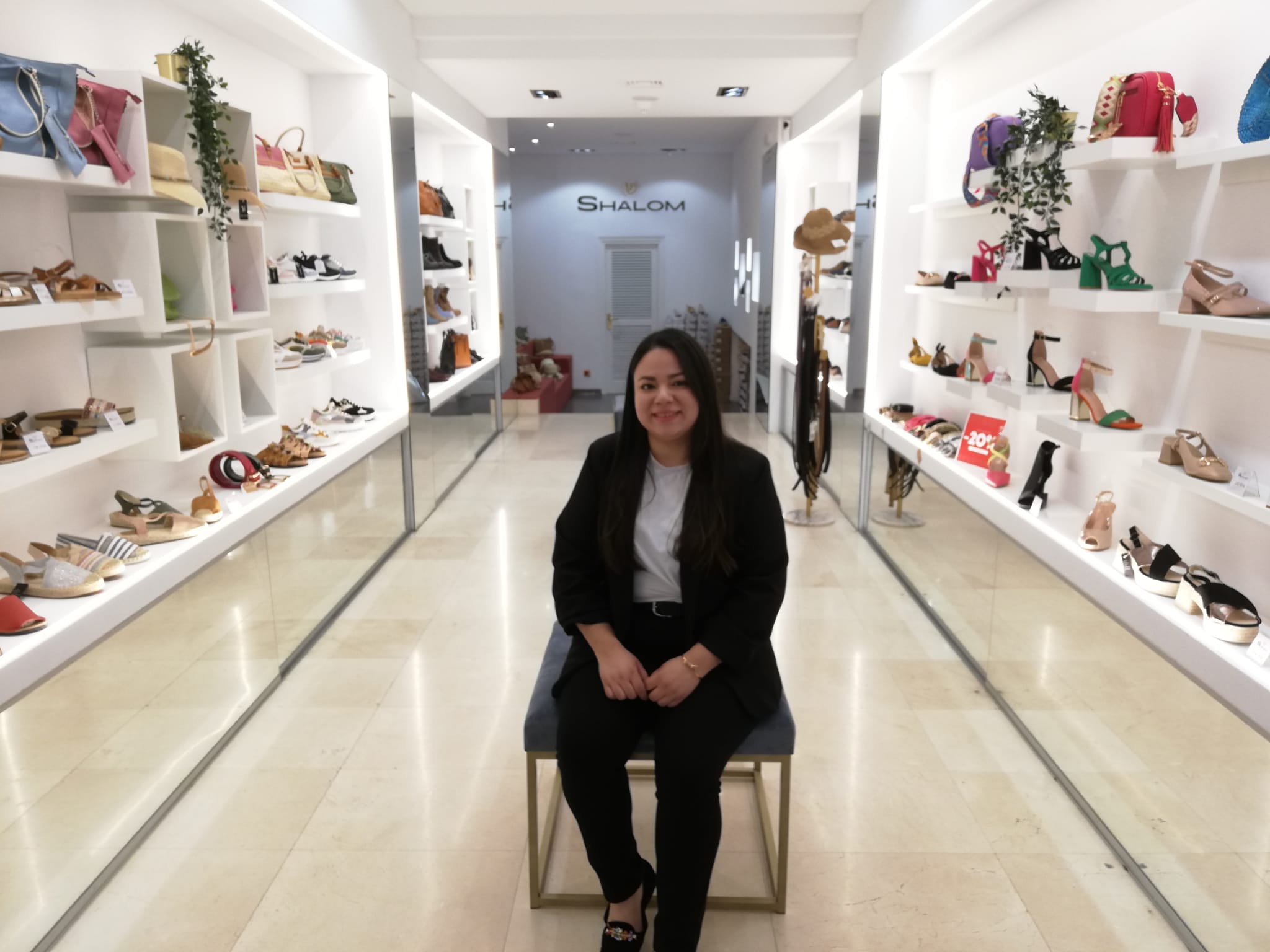 Shalom Calzado: colores, estilo y comodidad en el corazón del Ensanche