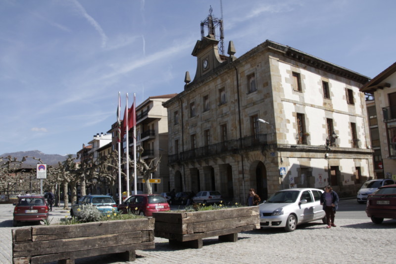 Un pueblo de la Sakana deberá colocar las banderas de España y el retrato del Rey en el salón de plenos