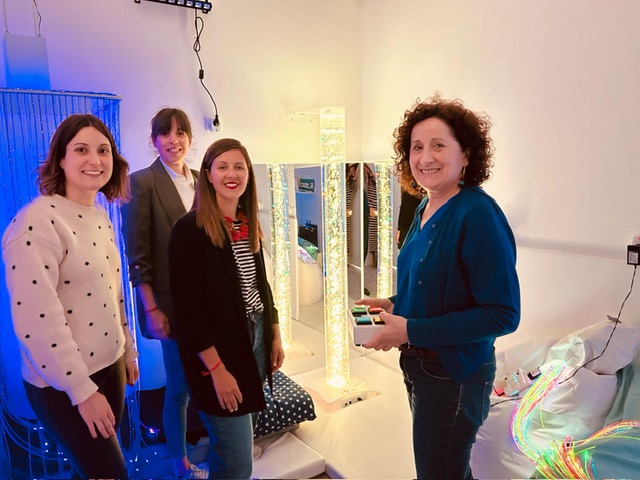 La consejera Maeztu visita las instalaciones de estimulación multisensorial para personas con discapacidad de Txiribuelta