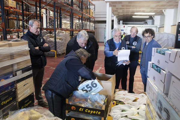 El alcalde de Pamplona, Joseba Asiron, y el concejal de Acción Social, Txema Mauleón, visitan el Banco de Alimentos de Navarra