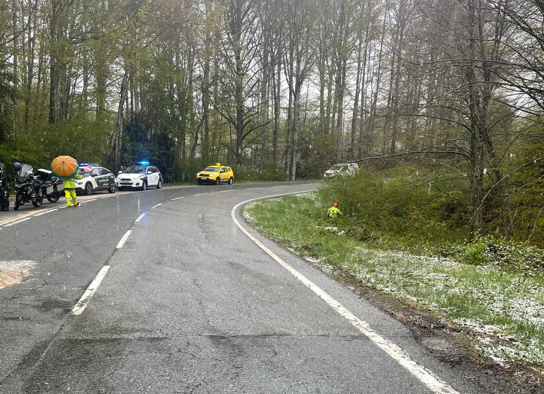 Un motorista británico evacuado al Hospital Universitario de Navarra tras salirse de la carretera en Mezquíriz