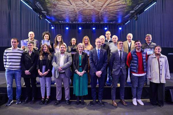 El Gobierno Foral galardona  a seis empresas por su contribución al deporte