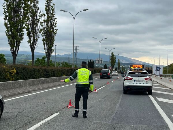 Un motorista, de 67 años, evacuado al Hospital Universitario de Navarra tras salirse de la vía en Mutilva