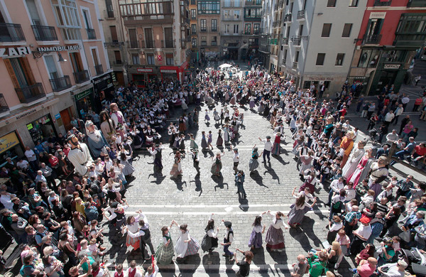 Recibimiento este domingo al cortejo de mayordomos de Txantrea que anuncia las fiestas del barrio el próximo fin de semana