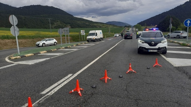 Colisión entre una furgoneta y un turismo en Iza, sin heridos