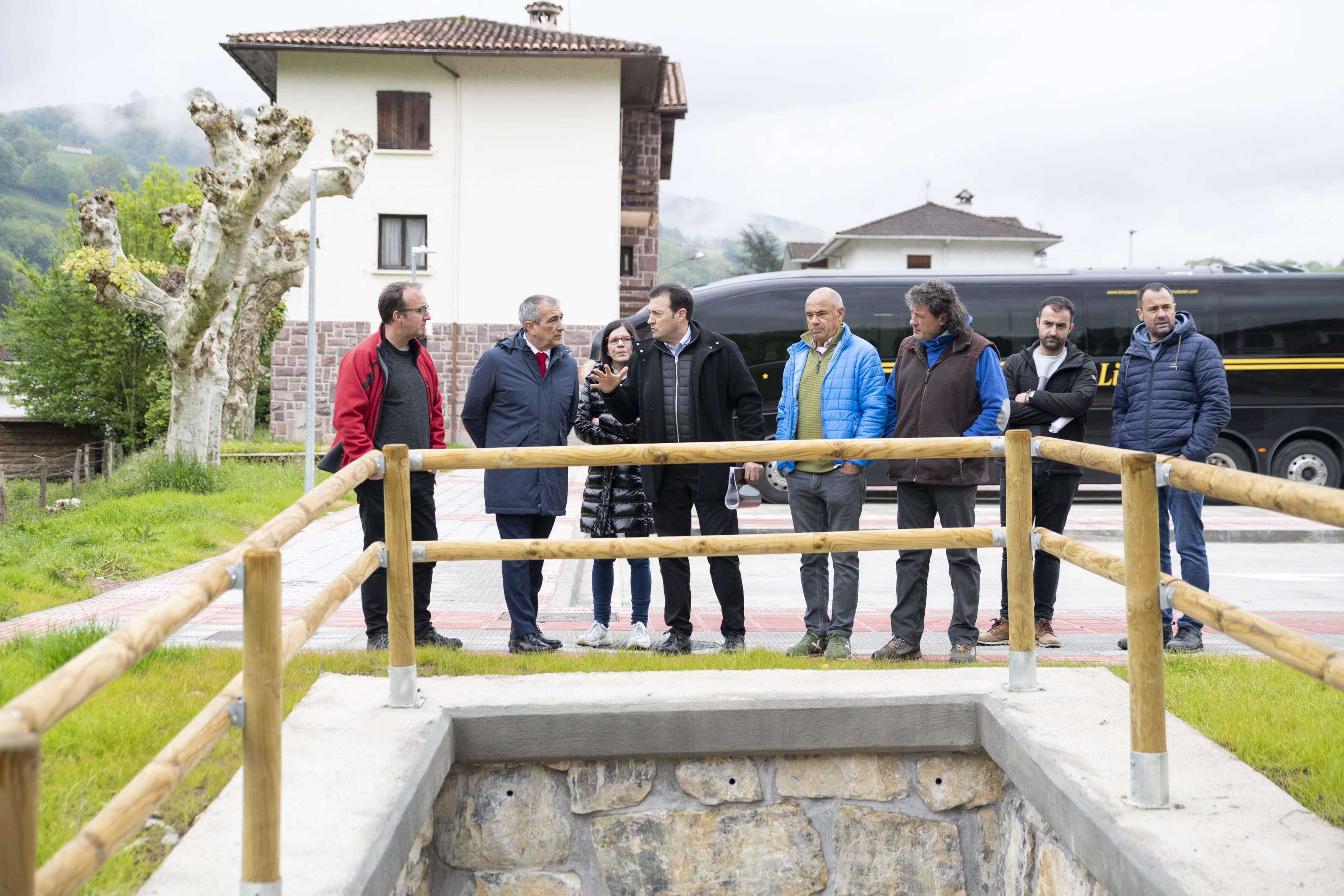 El consejero Chivite destaca el fomento de los desplazamientos en transporte público en su visita al intercambiador de transporte de Oronoz