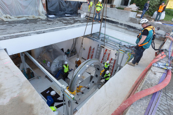 El nuevo acelerador con resonancia magnética  del Cancer Center de la CUN  ya está en su búnker de Pamplona