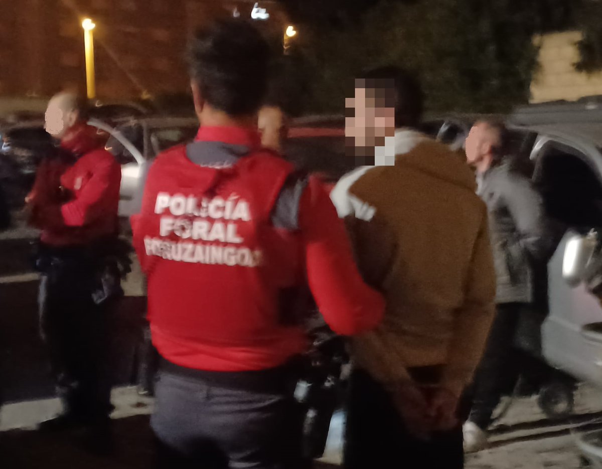 Cinco detenidos tras una reyerta en Villava: llevaban cuchillos y palos y se azuzaron hasta con un perro