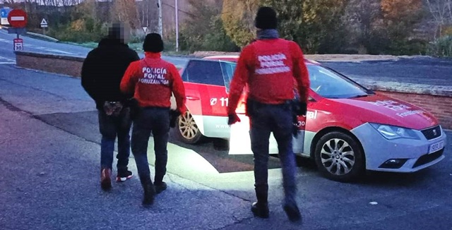 Un menor fugado de un centro de internamiento en Gorráiz lesiona a dos policías forales y uno de Policía Municipal tras resistirse a volver