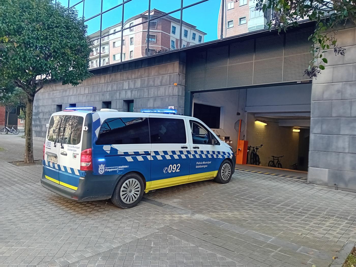Detenido un hombre de 32 años en la Rotxapea por resistencia y desobediencia tras liarla en un portal