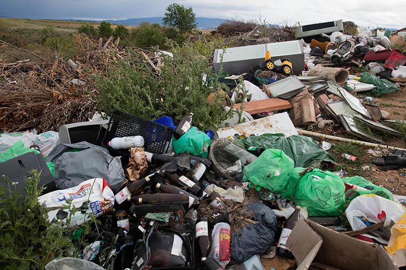 Gurelur denuncia el vertedero ilegal de residuos, que está afectado a campos de cultivo en Lazagurria