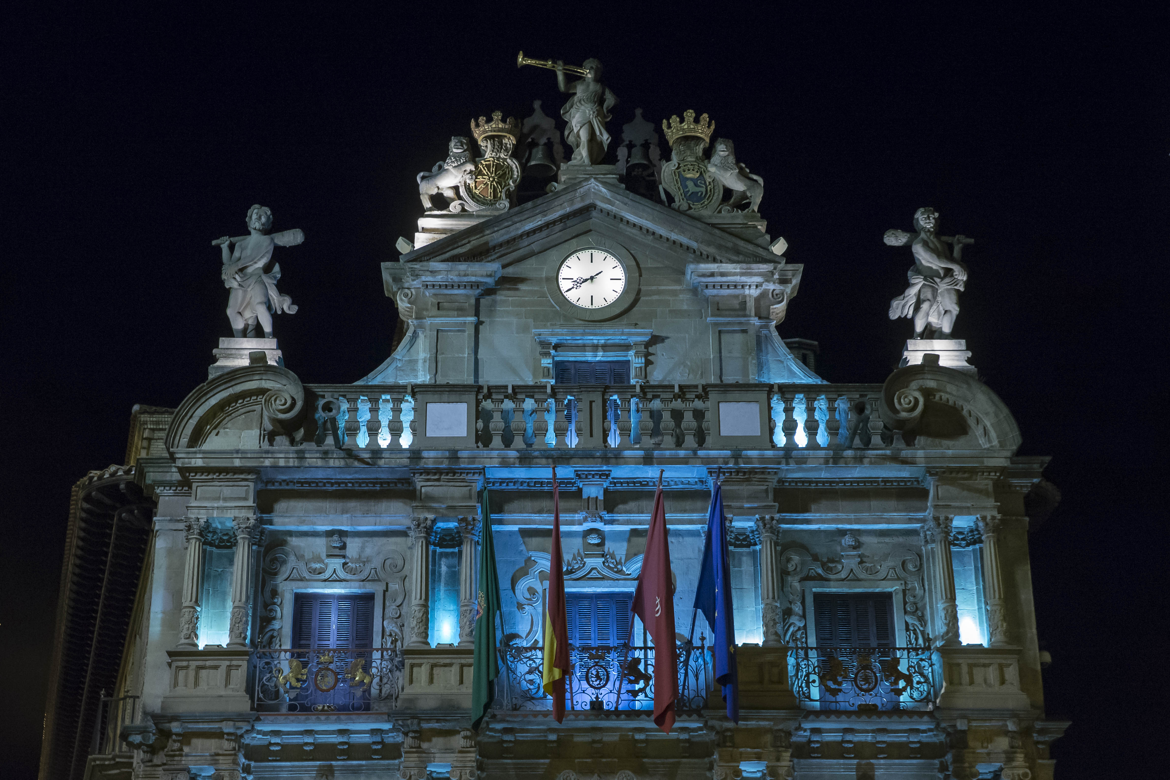 La fachada del Ayuntamiento y  la Plaza del Castillo se iluminan de azul por  las personas refugiadas