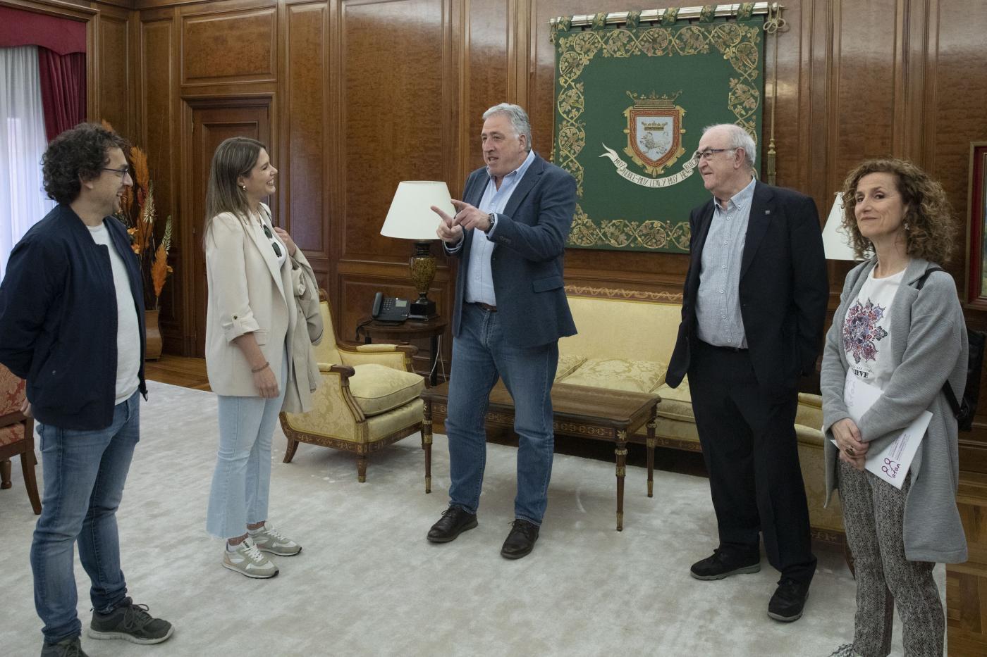El alcalde de Pamplona recibe a la Asociación de Familiares de personas con Alzheimer-AFAN