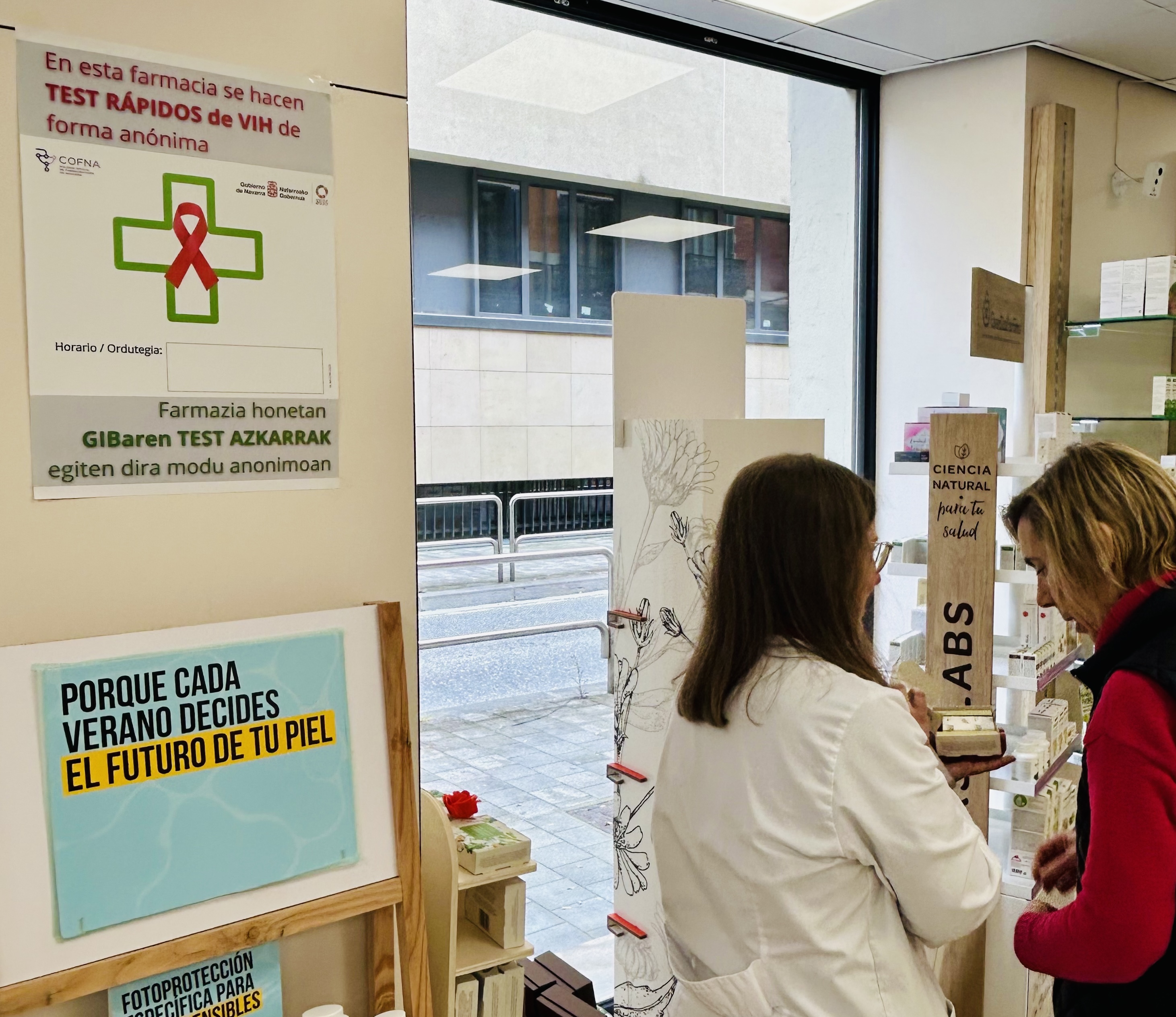 Salud y el Colegio de Farmacéuticos amplían el programa de detección precoz de VIH a 50 farmacias de Navarra