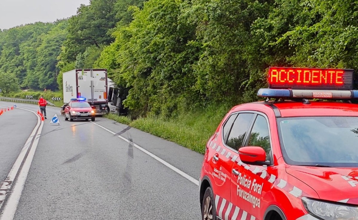 Dos personas heridas tras el accidente de una camión en la N121-A en Arraitz