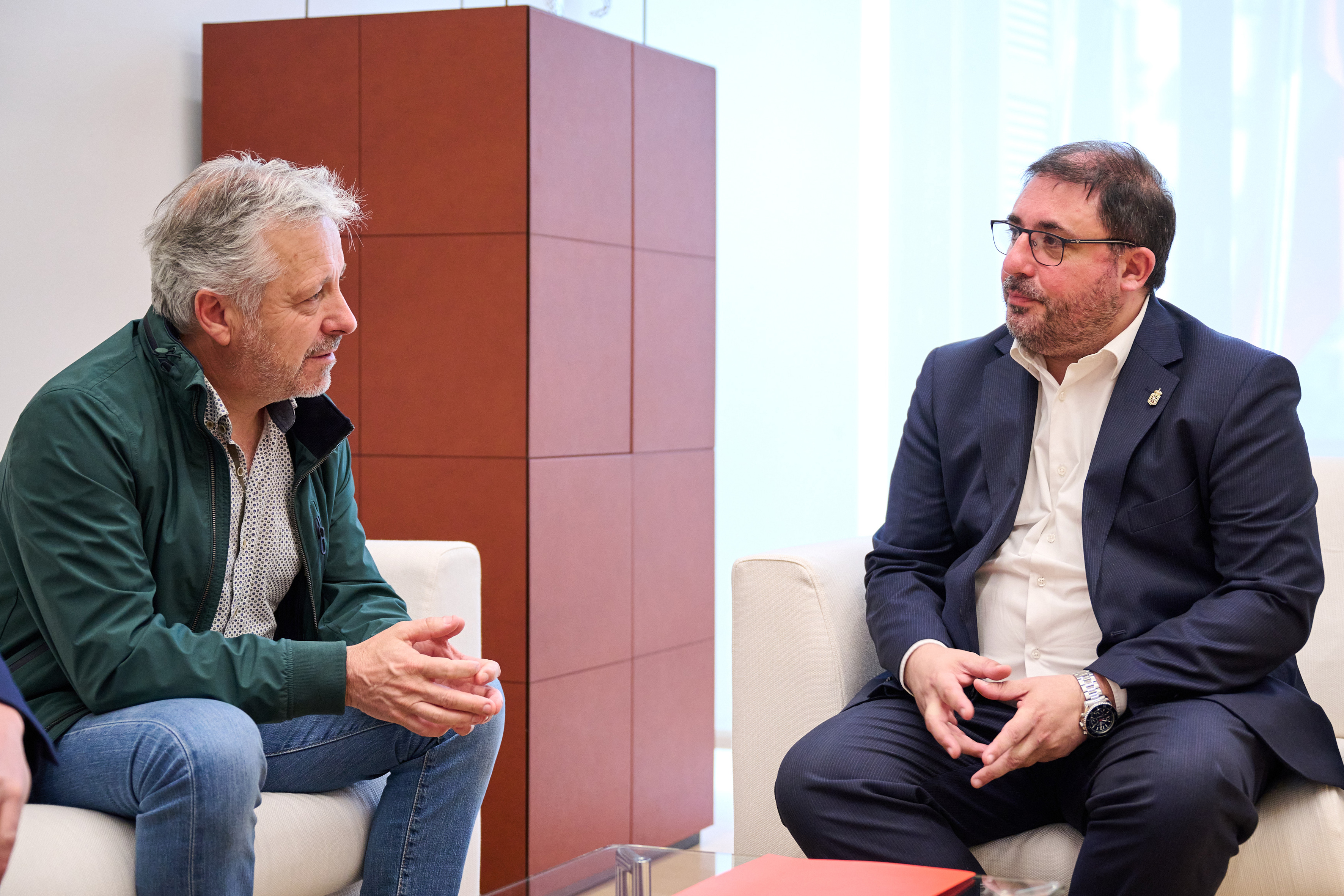 UAGN insiste ante el presidente del Parlamento la preocupación del mundo agrario por el trato fiscal que se les dispensa
