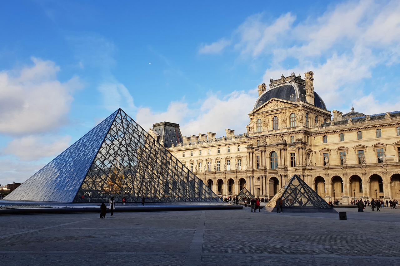 Roban joyas napoleónicas de incalculable valor en un audaz asalto al Museo del Louvre