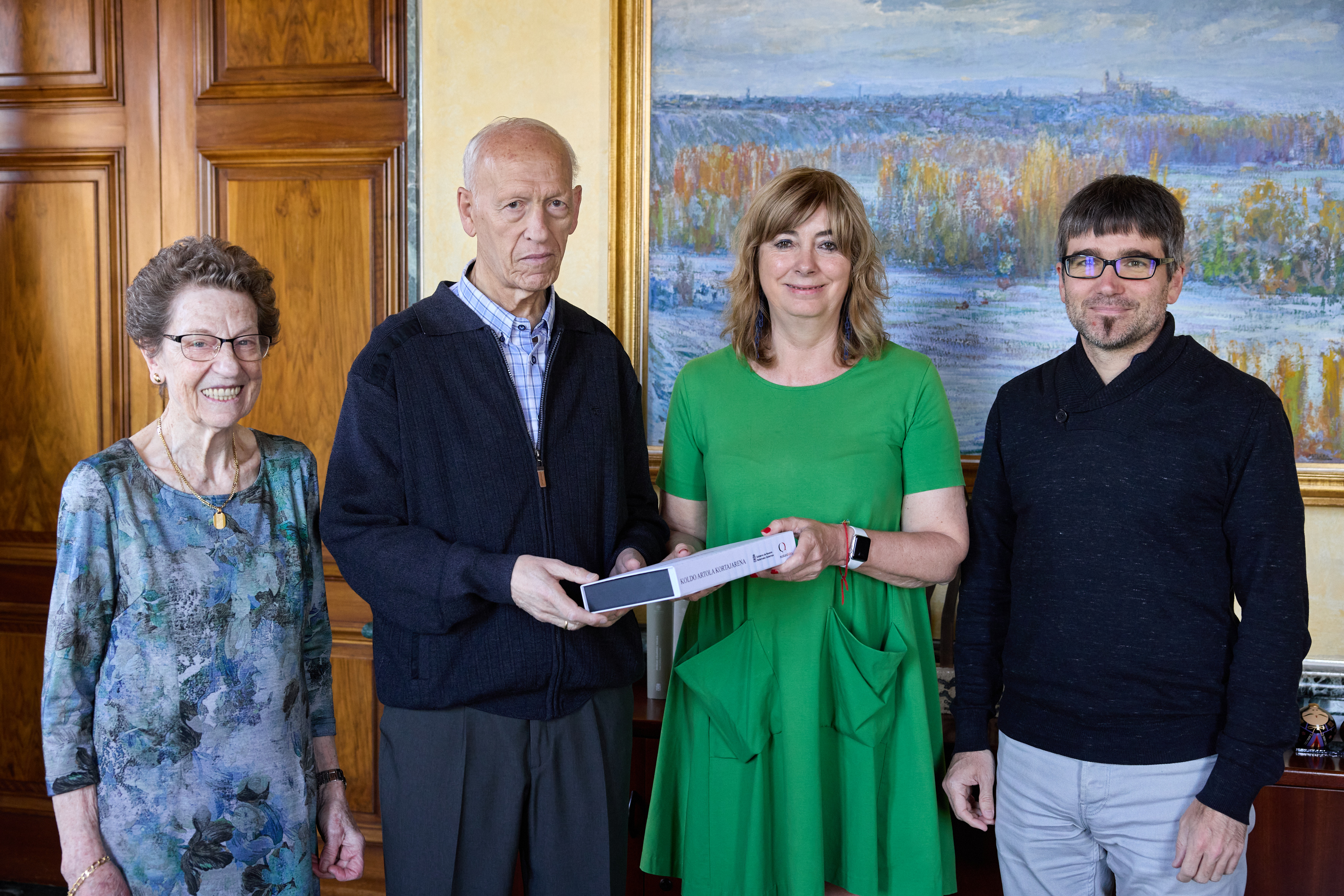 Euskarabidea recibe el fondo del etnolingüista Koldo Artola Kortajarena, que documenta las variedades del euskera de Navarra