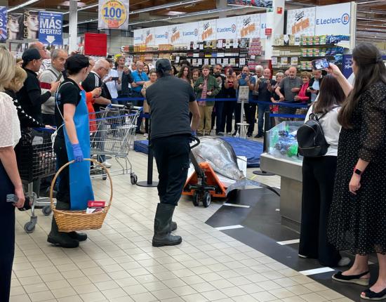 Este viernes el hipermercado Leclerc acoge un espectacular ronqueo de atún rojo de Almadraba de más de 2 toneladas