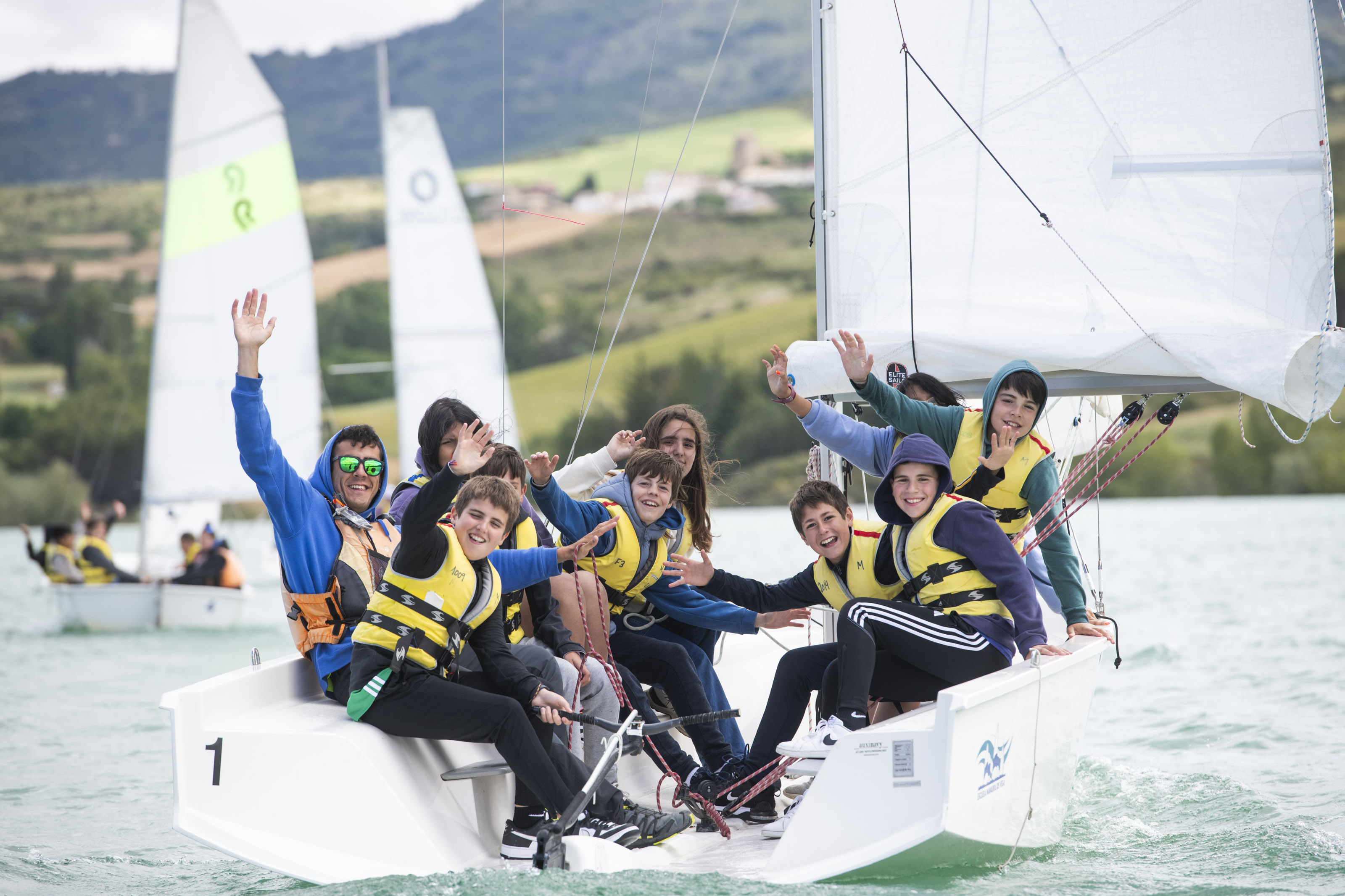 Semana Azul: Alloz reúne a más de 1.500 escolares para fomentar el deporte de la vela