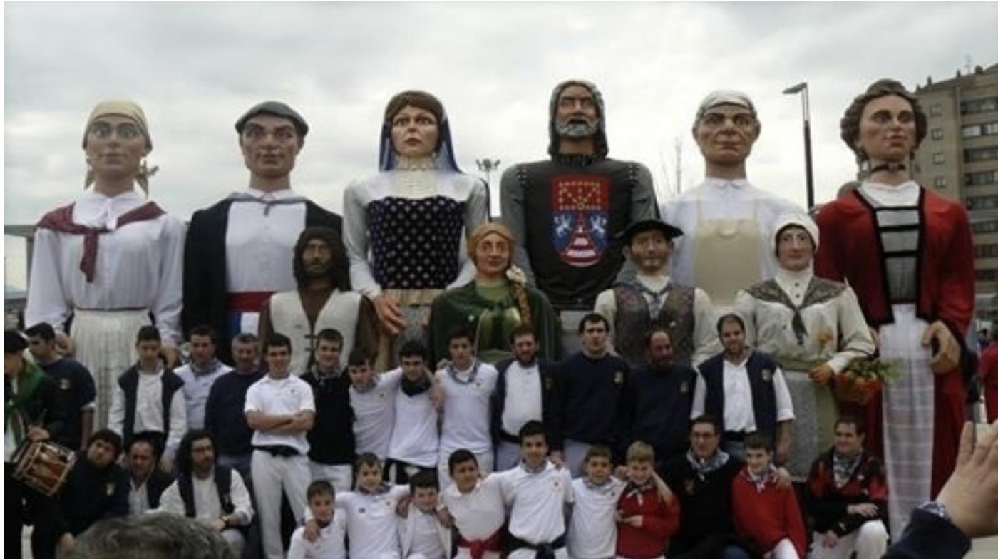 Pamplona recibe a la Comparsa de Gigantes Gartxot y a la Comisión de Fiestas de Azpilagaña este domingo en la Plaza Consistorial