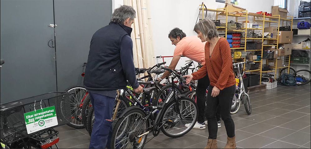 El Programa de Infancia y familia usa 12 bicicletas arregladas por el tajo de Reparación de bicis