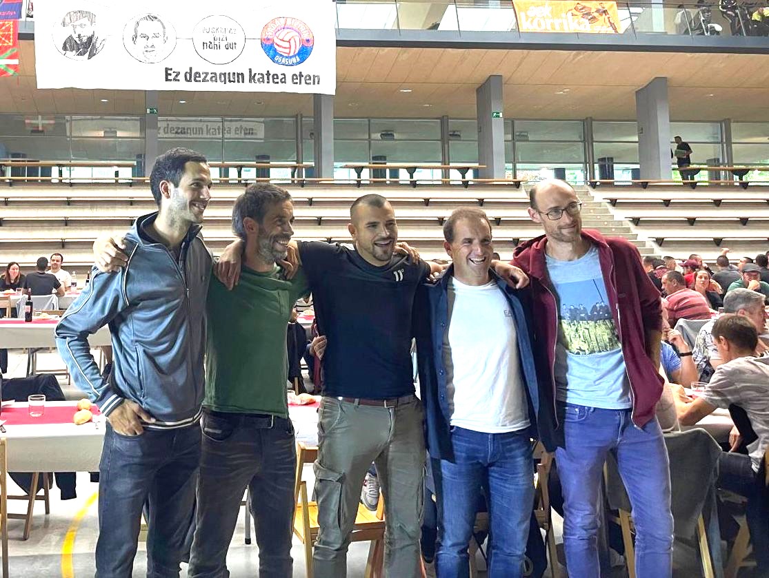 Emotiva cena de Despedida a Jagoba Arrasate con bertsolaris organizada por Sadar Bizirik y AEK