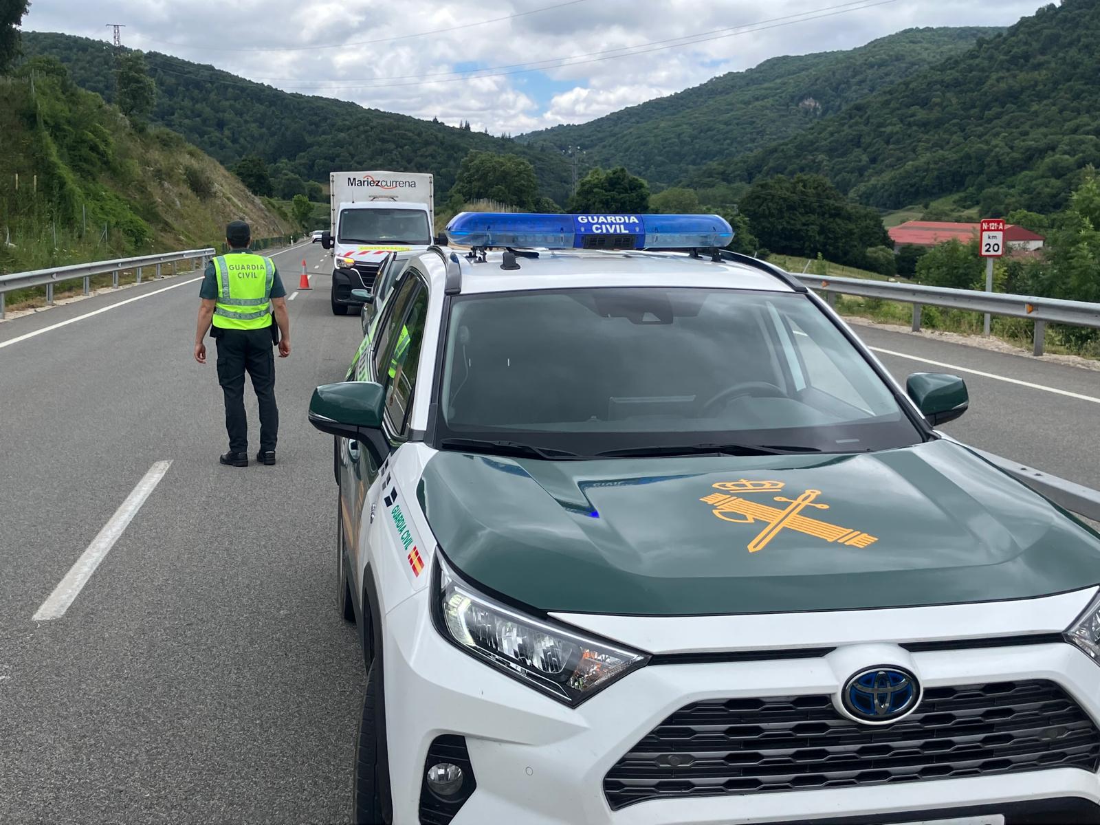 Un camionero herido leve tras una aparatosa salida del vía en la N-121-A, en Anue