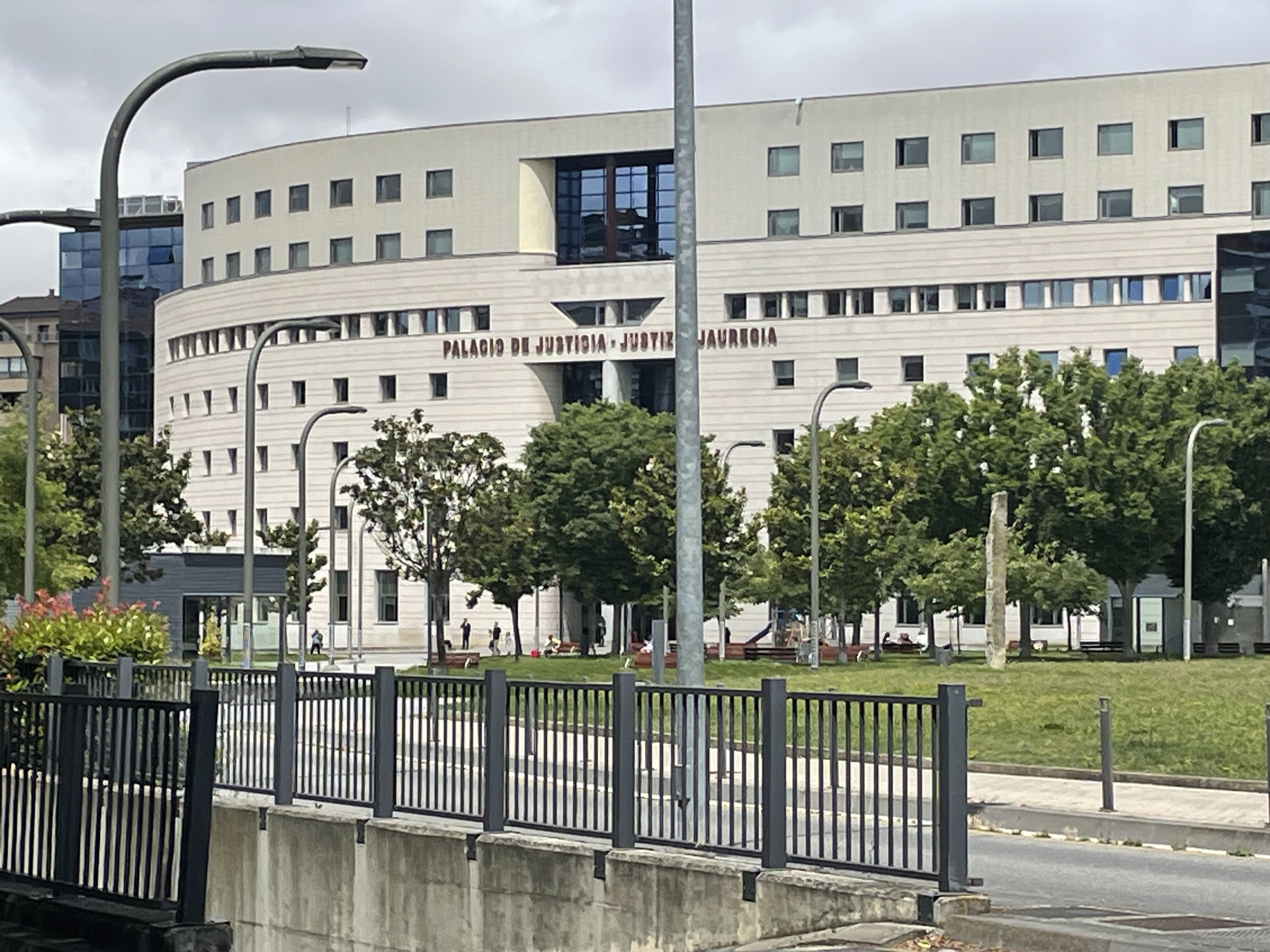 El TSJN absuelve a un septuagenario condenado previamente a 4 años de cárcel por tocar el culo a una niña de 3 años en un supermercado de Pamplona