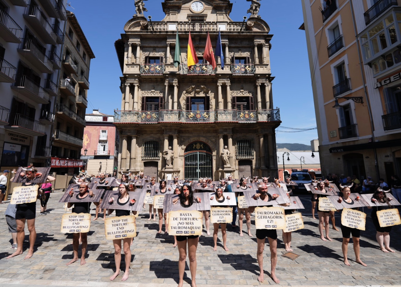 20 años de protesta antitaurina en Pamplona: denuncian la fiesta de los toros como 'tortura medieval'