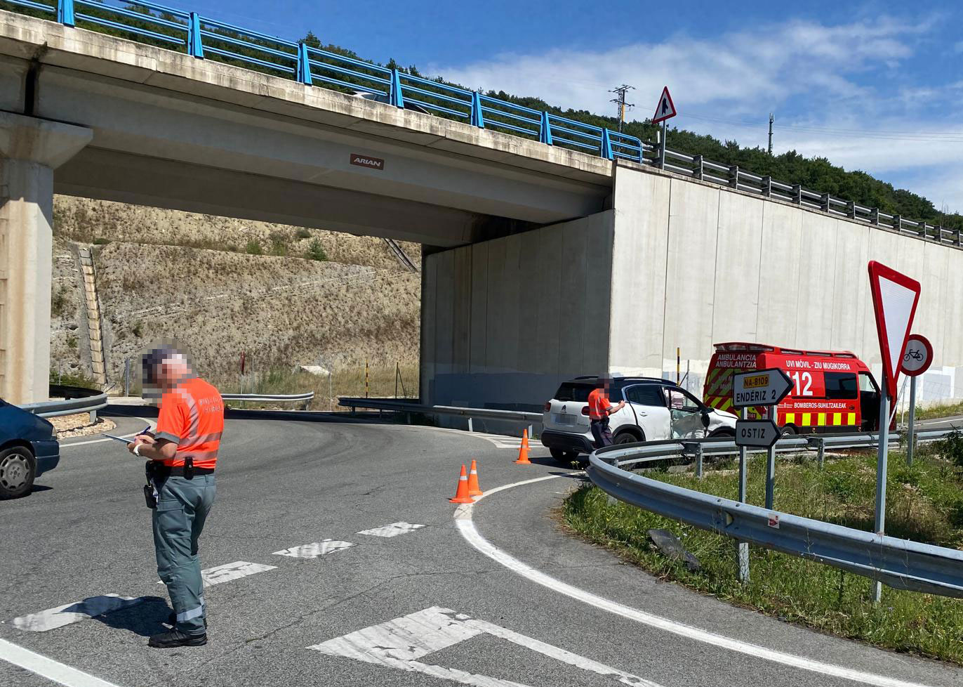 Tres personas, dos mujeres y un hombre,  trasladadas al HUN tras una colisión entre dos coches en Ostiz