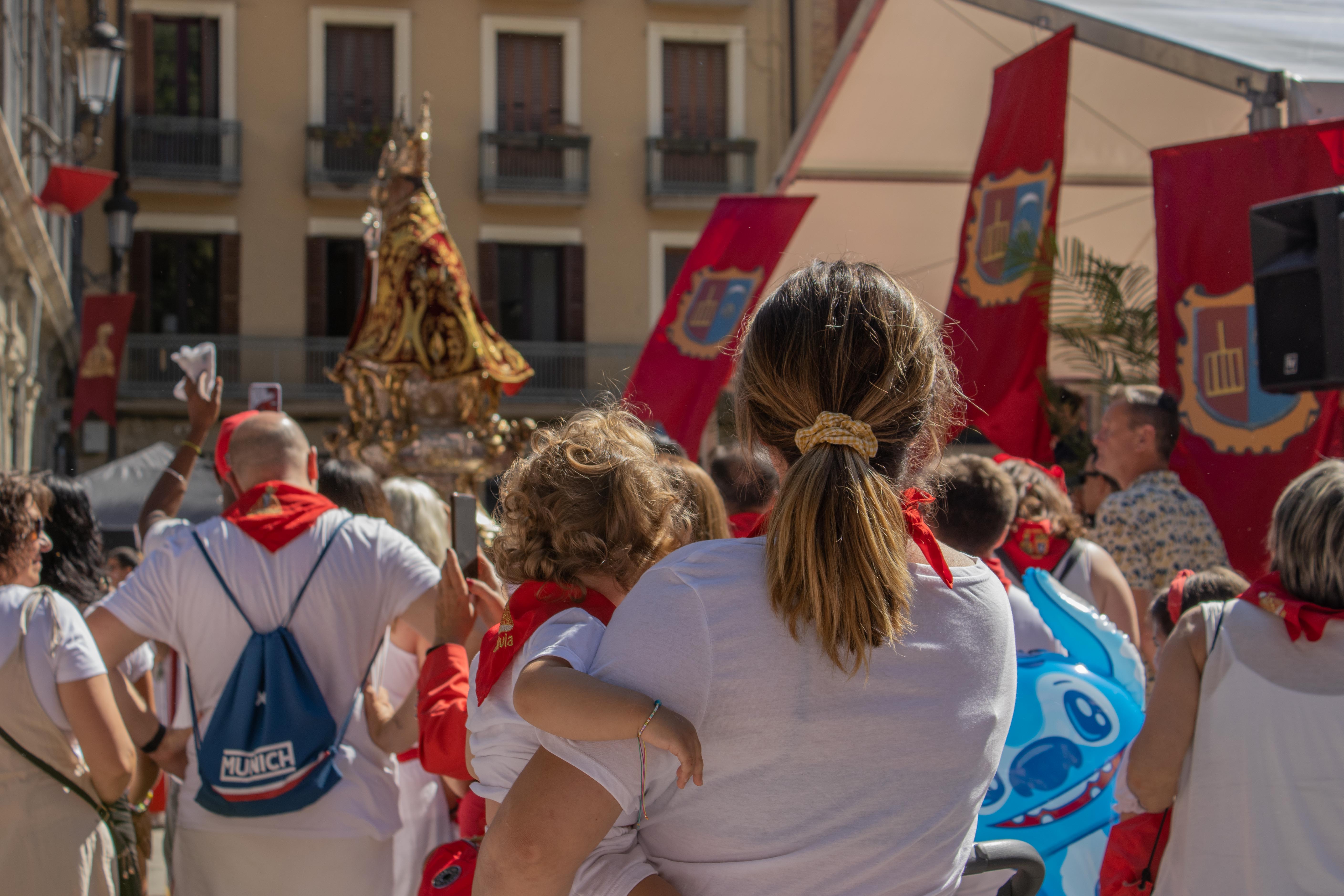 Los niños y niñas rinden homenaje a San Fermín en la Ofrenda Floral