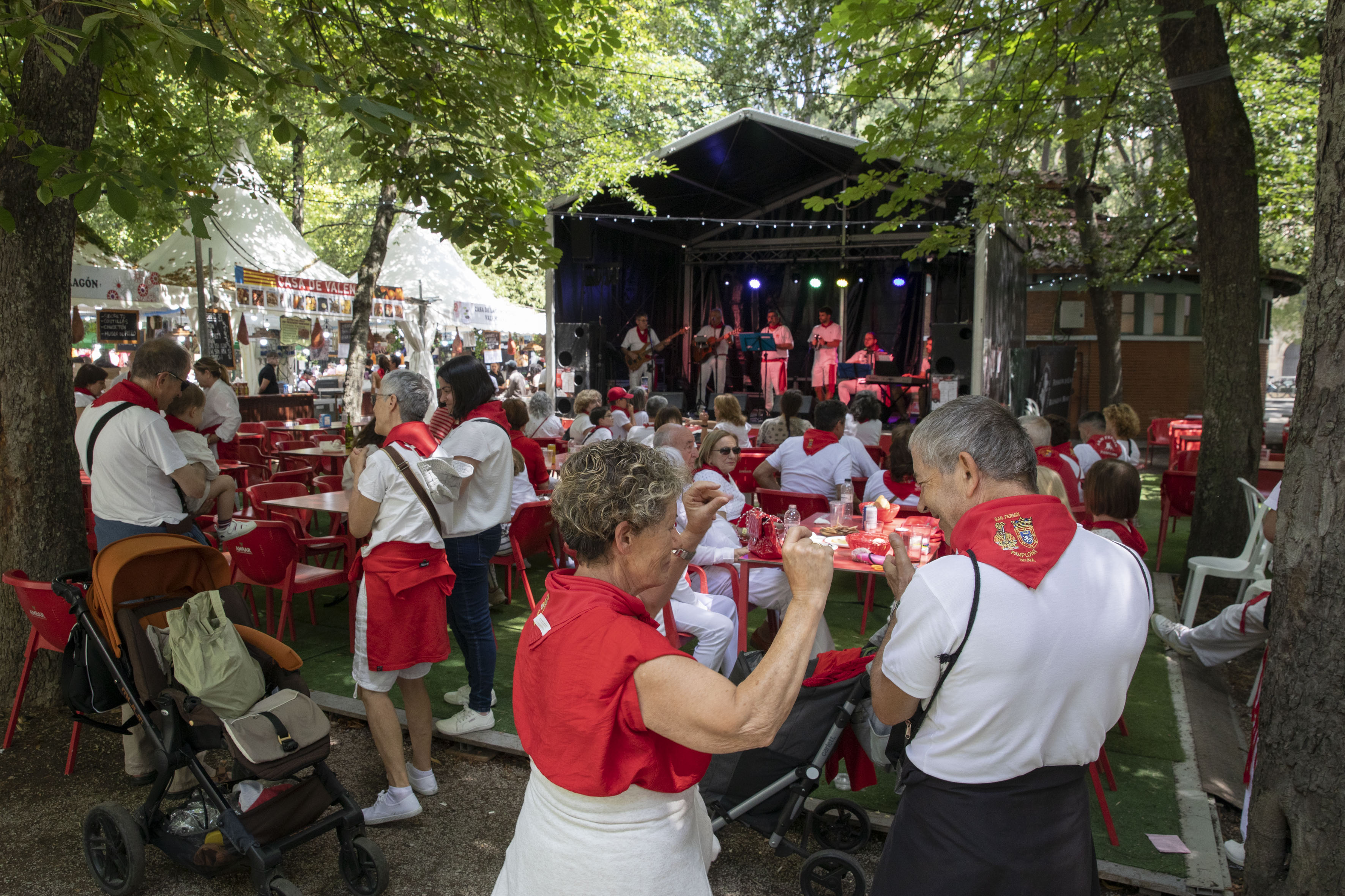 Las Casas Regionales llenan de música, folclore y color el Bosquecillo,  estos Sanfermines