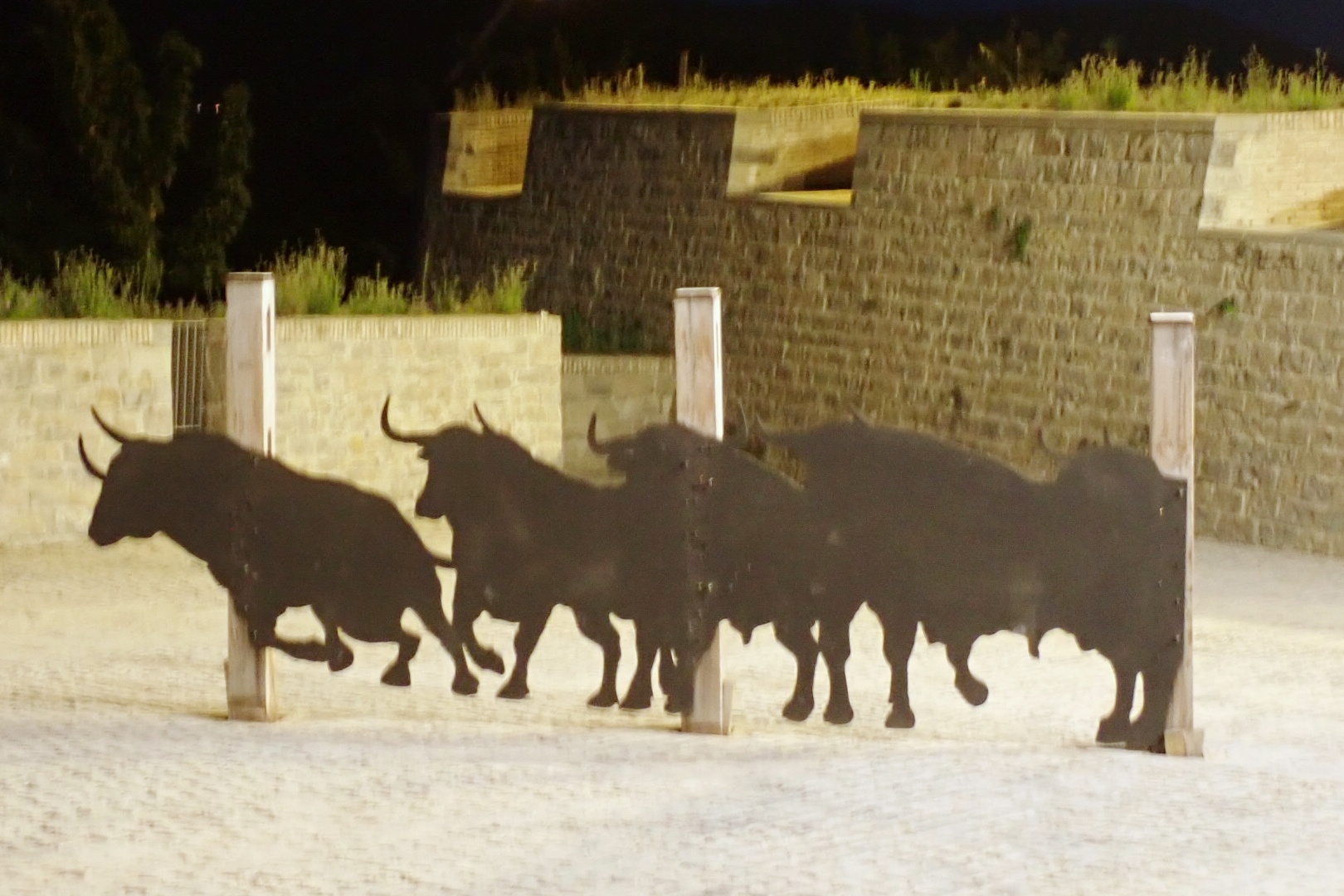 Colocan la escultura de los toros de chapa de los corrales de Santo Domingo al revés