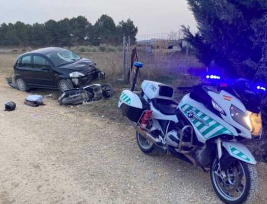 Herido un hombre de 65 años en un atropello de un coche a un motorista en Rada