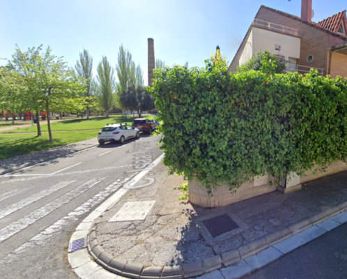 La aceleración de la degradación de la pasarela peatonal sobre el ferrocarril que une la Azucarera con el resto de la ciudad, obliga a su cierre hoy