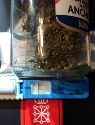 Con un bote de aceitunas lleno de marihuana: sorprenden a un camionero en la AP-15 conduciendo drogado y le incautan droga