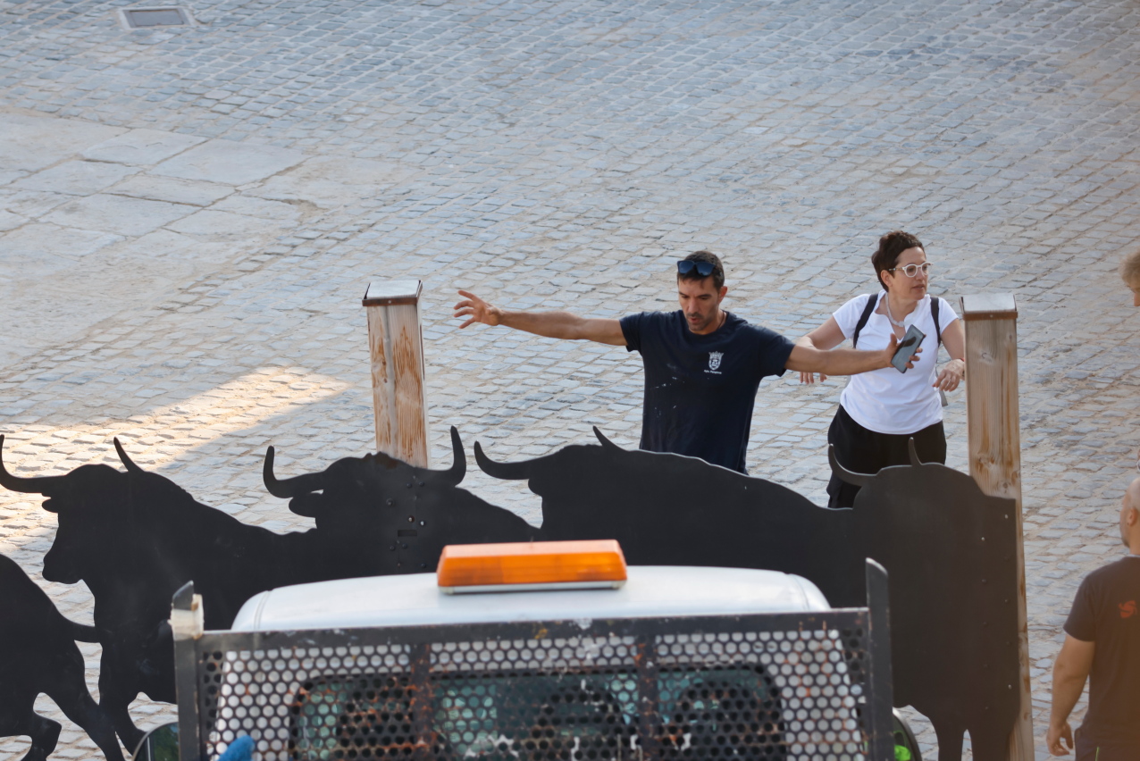 Los toros de chapa de los corrales de Santo Domingo que fueron colocados al revés, vuelven a su posición original