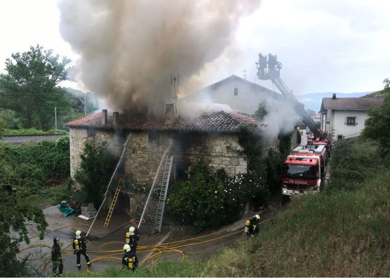 Un incendio destruye en Izurdiaga una vivienda cuya inquilina ha sido atendida tras inhalar humo